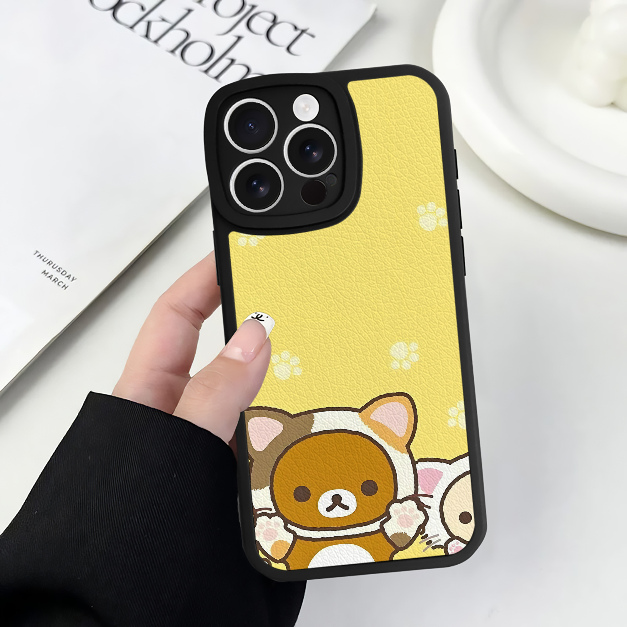 （画像用） リラックマ リラックマ キイロイトリ Rilakkuma Korilakkuma Kiiroitori 【iPhone 16シリーズ対応】シリコンスマホケース（レザー調） 材質：シリコン